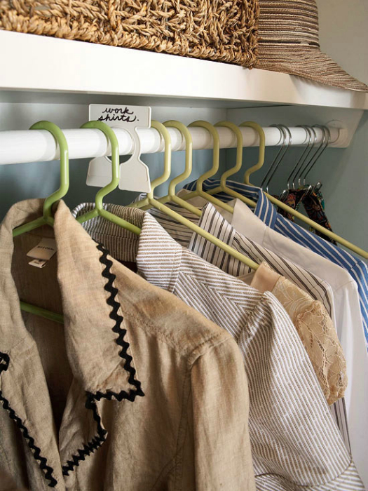 Перебрать одежду в шкафу