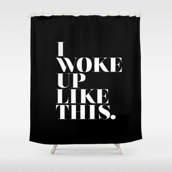 Стильная черная занавеска с надписью «Я так просыпаюсь».