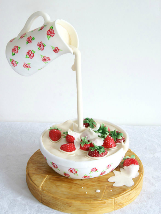 Впечатляющий «гравитационный» торт, который представляет собой кувшинчик со сливками, льющимися в тарелку с клубникой.