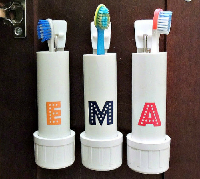 Удобные подставки из ПВХ труб для хранения зубных щеток.