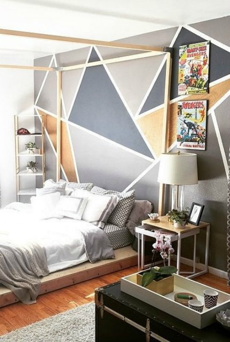 Спальня с геометрическим принтом на стене.