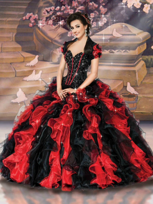 Изящное чёрно-красное  платье, украшенное множеством камней и вышивкой.