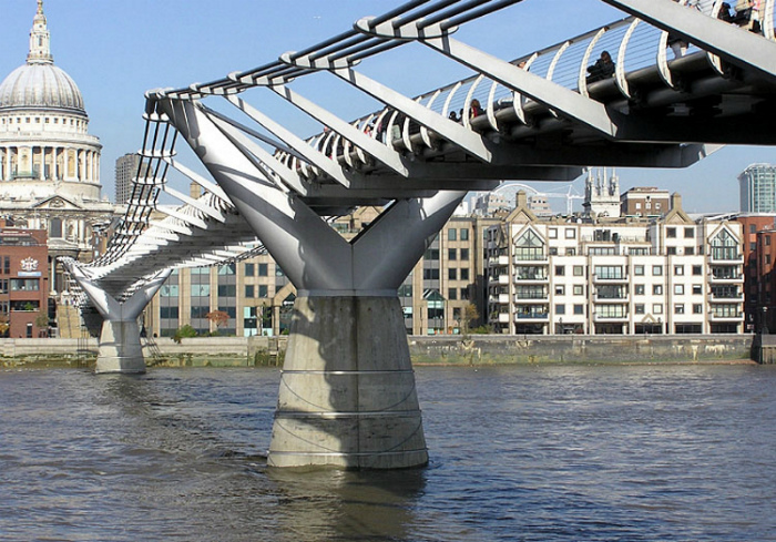 Шаткий мост в Лондоне.