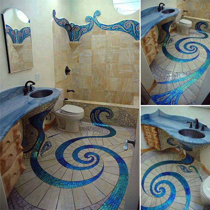 Ванная комната в бежево-голубых тонах с морскими узорами.