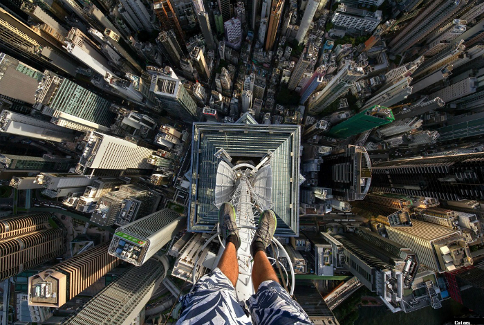 Бесстрашный русский студент, ради оригинального снимка, забрался на вершину одного из небоскребов Гонконга.