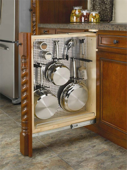 В пространстве, которое обычно занимает бутылочница можно оборудовать выдвижной шкаф для сковородок и ковшей.