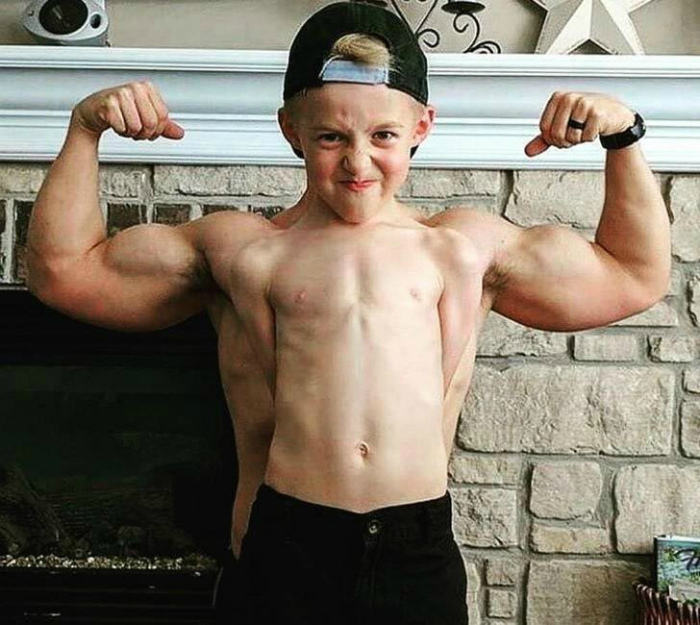 Мальчик с развитой мускулатурой.
