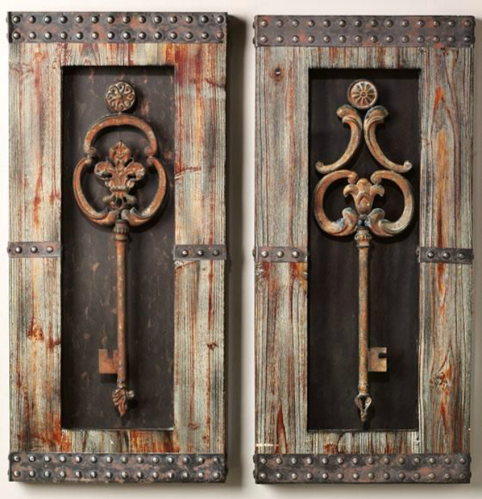 Потрясающие старинные ключи в массивных деревянных рамках.