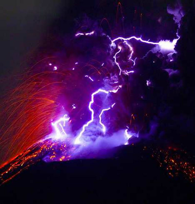 Фонтаны лавы подсвеченные вулканическими молниями.