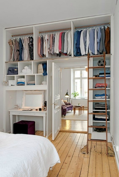 Маленькая спальня с открытым гардеробом.