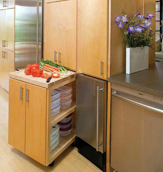 Выдвижной кухонный шкаф на колесиках, который обеспечит кухню дополнительной рабочей поверхностью.