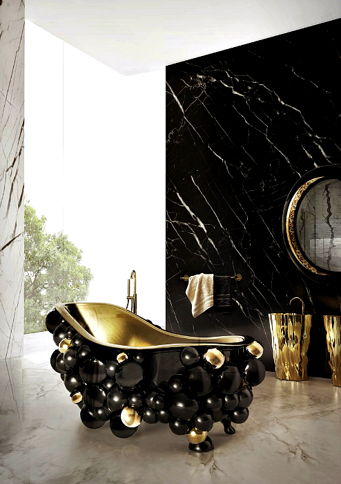 Роскошная ванная комната в черно-золотых тонах.