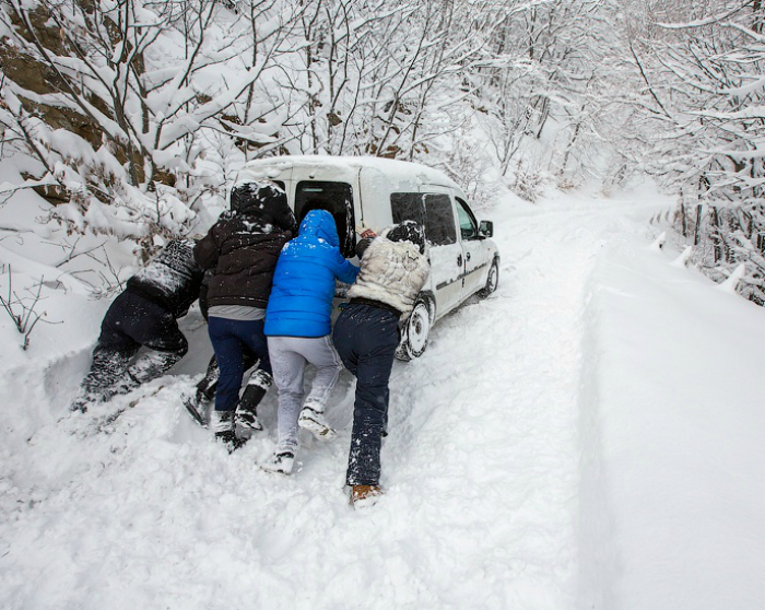 Традиционная зимняя забава: «Подтолкни мою машину».