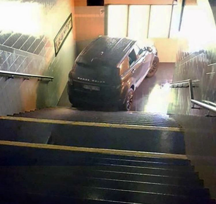 Когда лифт не работает! | Фото: Reddit.