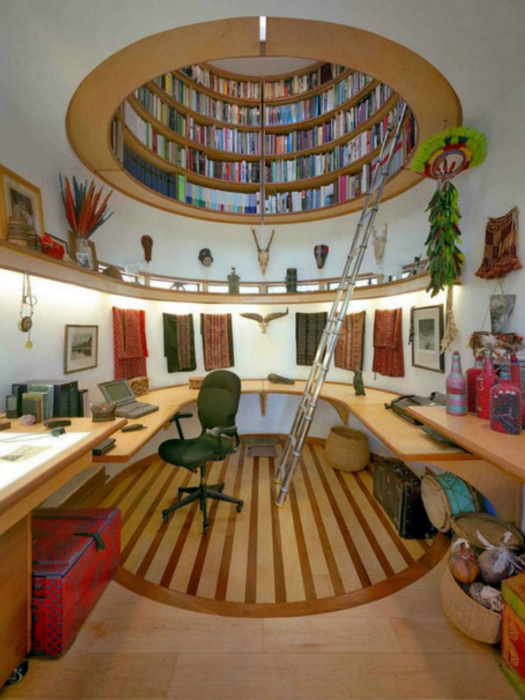 Круглая книжная полка в потолке, визуально расширяющая пространство.
