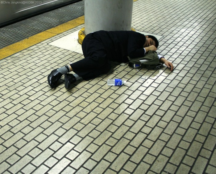 Пьяные люди в деловых костюмах, спящие в самых неожиданных местах и позах, никого не удивляют в Японии.