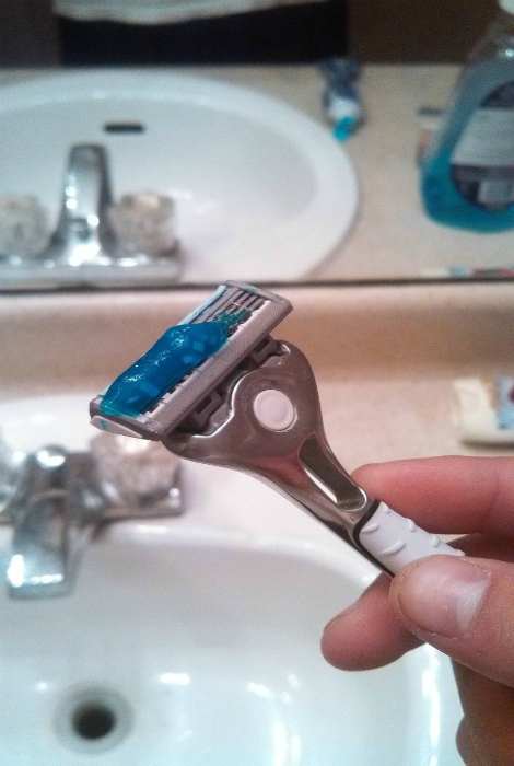 Зубная паста на бритве.