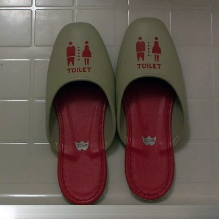 Сменная обувь для туалета. | Фото: VietTimes.