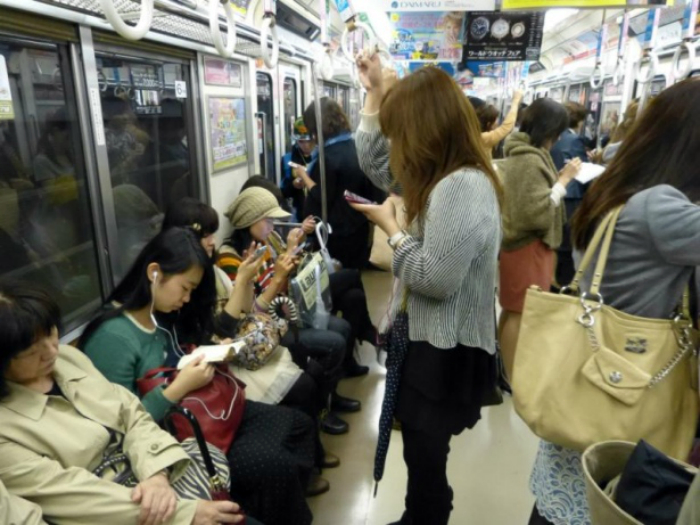 Японка в бикини в метро поздравила всех с праздником - ее не поняли