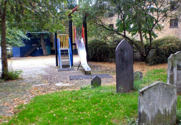 Детские горки на кладбище.