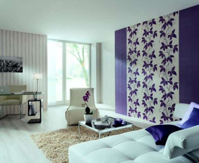 Сочетание светлых и насыщенных фиолетовых обоев в интерьере гостиной.