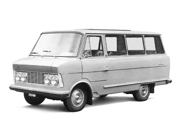 Второй образец микроавтобуса с видоизмененной облицовкой радиатора, которая вскоре легла в основу итогового РАФ-2203. 1969 год.