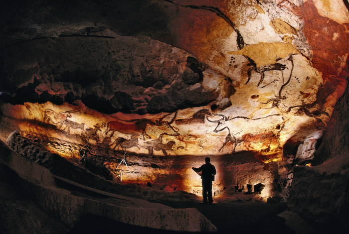 Удивительная пещера была открыта в 1940 году. Ее стены сплошь покрыты удивительными рисунками людей и животных, которые датируют 18-15 тысячелетием до н. э.