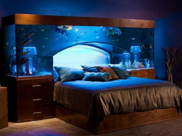 Кровать со встроенным аквариумом, которая обеспечит владельцу спокойный сон.