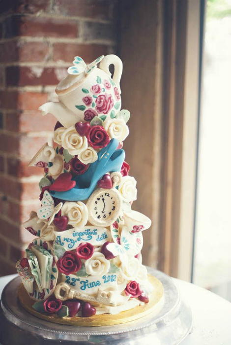Свадебный торт в стиле сказки «Алиса в стране чудес».