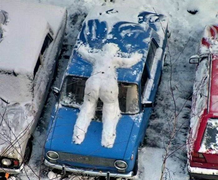 Снежная скульптура на капоте.