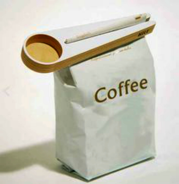 Ложка-зажим для герметичного хранения кофе в мягкой упаковке.