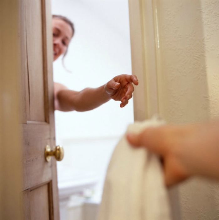 Оставляйте дверь ванной комнаты открытой после купания. Теплый, влажный воздух поможет повысить температуру в соседних помещениях.