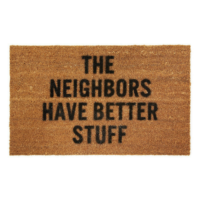 Забавный придверный коврик с надписью «У соседей вещи лучше».