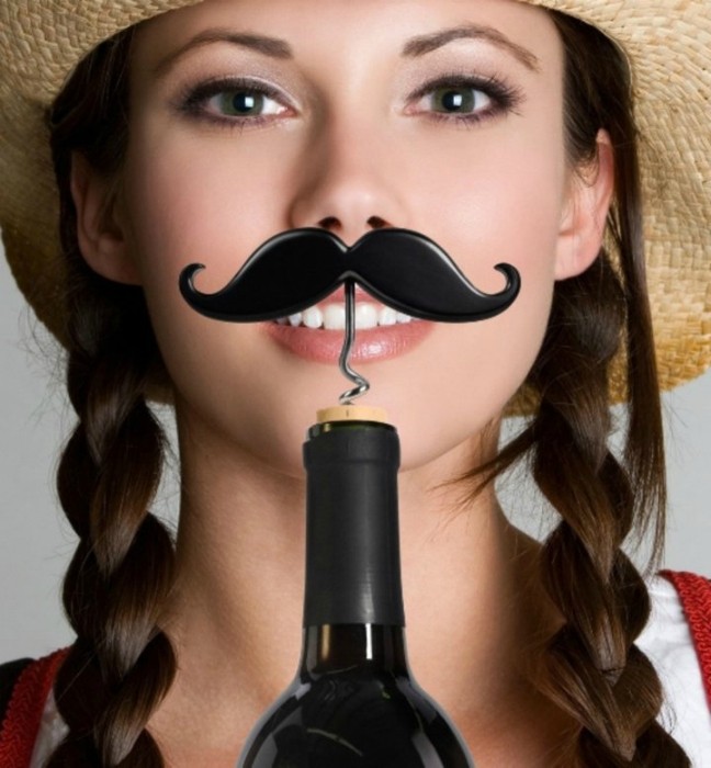 Штопор в виде усов, который не только поможет открыть бутылочку вина, но и станет стильным аксессуаром для фотосессии.