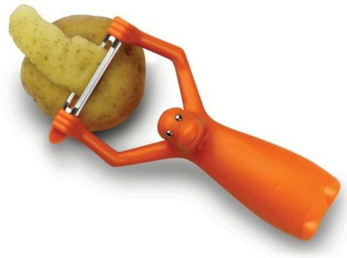 Забавное приспособление для чистки картофеля.