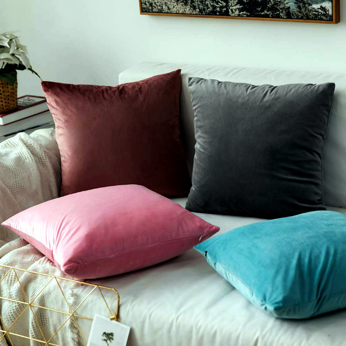 Бархатные диванные подушки. | Фото: monoFe.com.