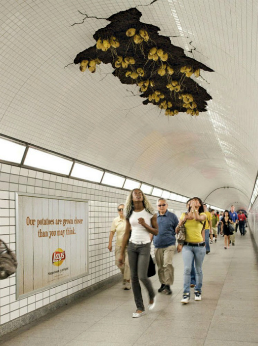 Креативная реклама в подземном переходе.