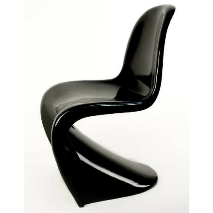 Стильный изогнутый стул Panton, выполненный в черном цвете.