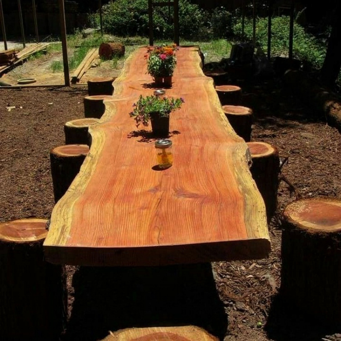 Огромный стол из дерева.