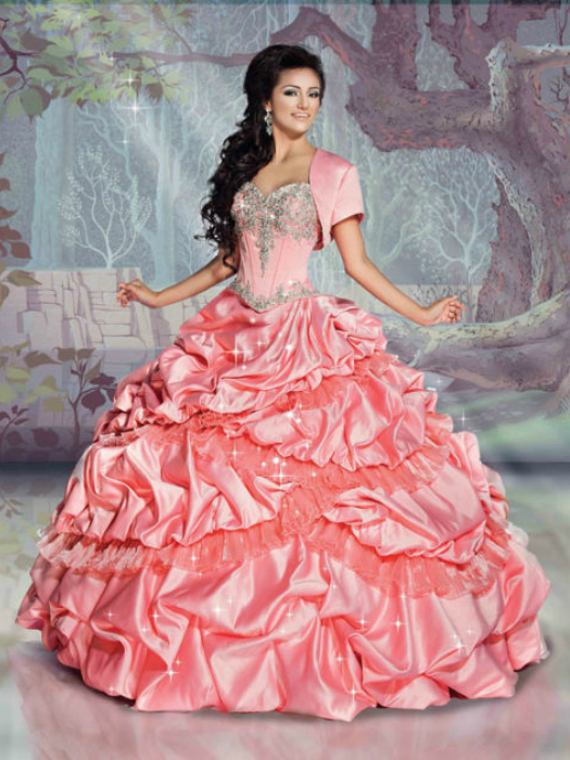 Нежное платье розового цвета из атласа, с тонкой вышивкой на корсете и сложной драпировкой юбки.