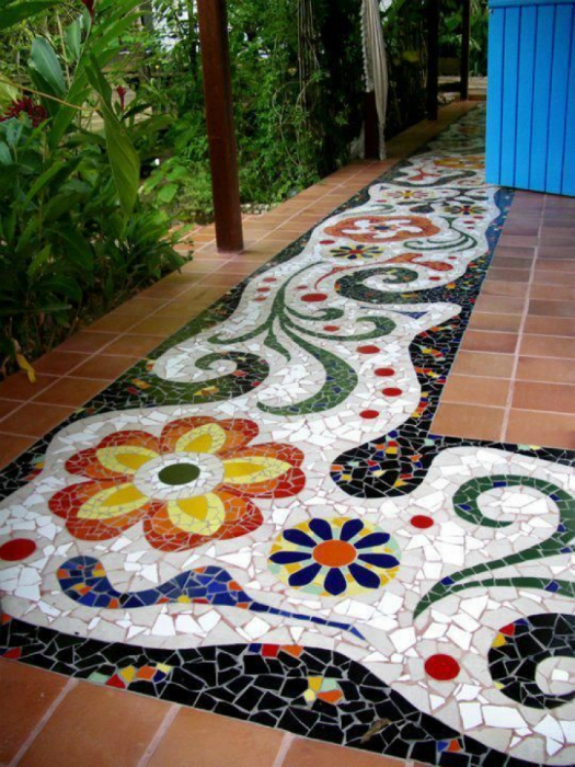 Дорожка, декорированная яркой мозаикой с цветочными мотивами.