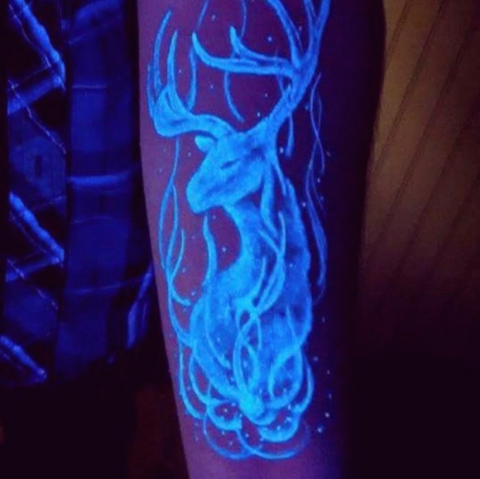 Флуоресцентная татуировка с изображением оленя.