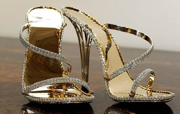 Босоножки Stiletto из чистого золота и усыпаны 2200 бриллиантами.