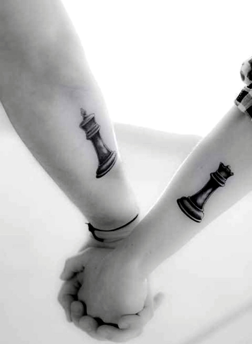 Татуировки двойки с изображениями шахматных фигур.
