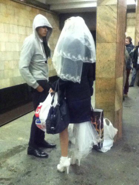 Регистрация брака в подземном переходе и путешествие по Москве в вагоне метро.