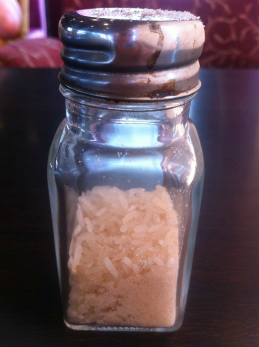 Хранение соли в солонке. | Фото: memotest.ru.