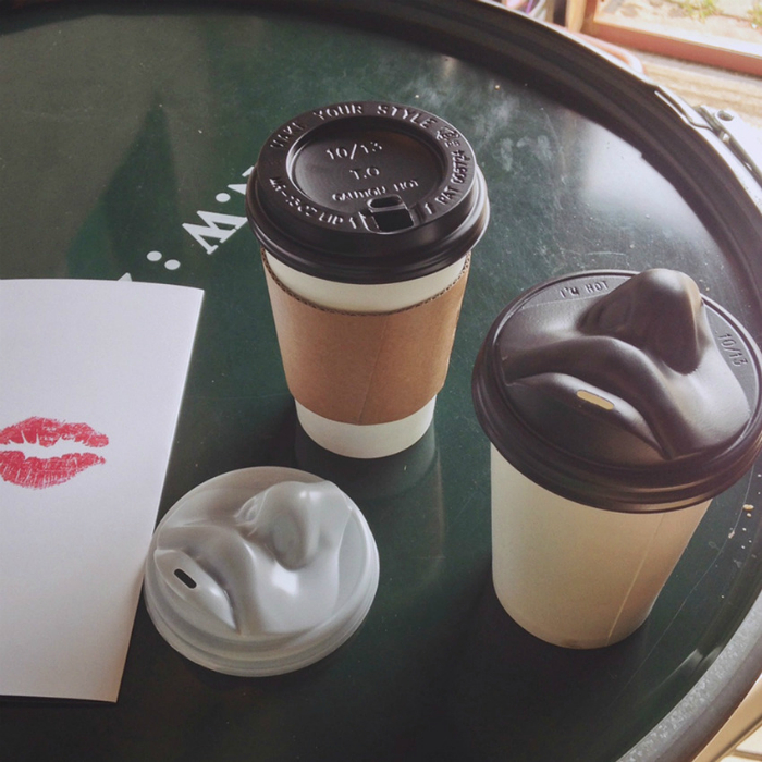 Необычные стаканы от японского дизайнера Чан Вусэо, которые с удовольствием будут целовать все кофеманы.