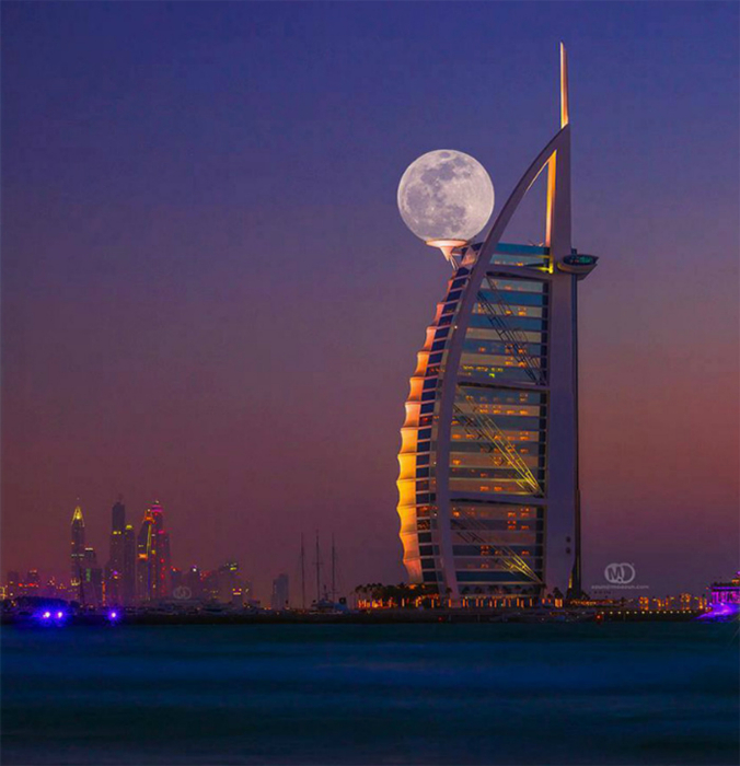 Небоскреб Дубая и луна - идеальная пара.