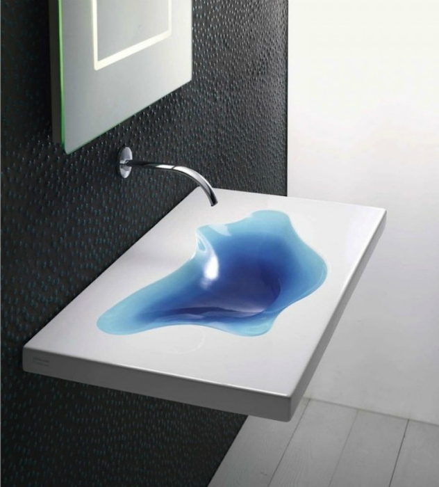 Белая раковина с контрастным синим углублением, напоминающим лужицу воды. Дизайнер: Catalano.