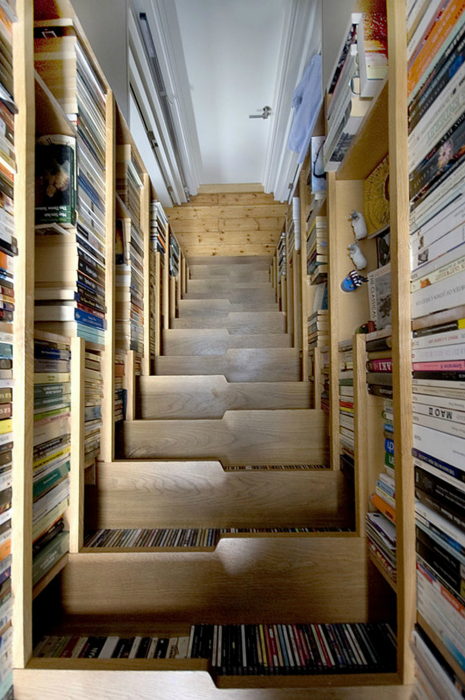 Отличная лестница для обладателей большой домашней библиотеки. Ступеньки лестницы и стены полностью заняты книгами.